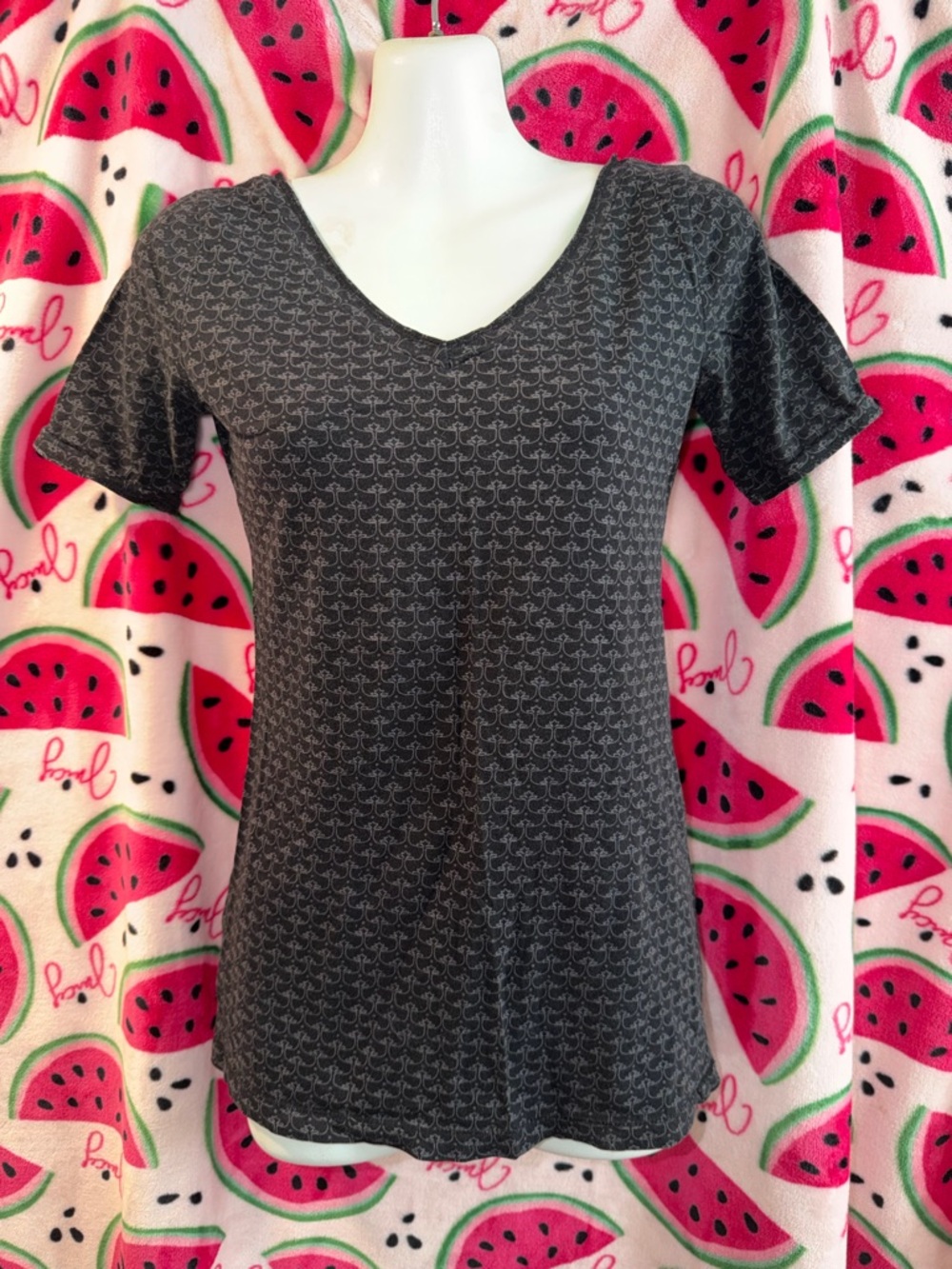 🩶 Decree Micro-Pattern V-Neck Short Sleeve Top